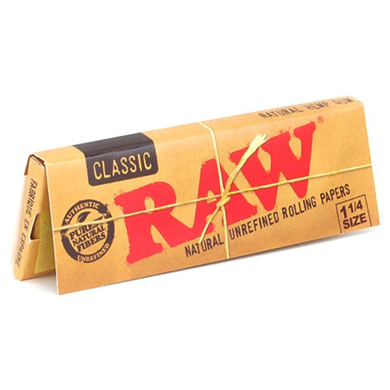 RAW Classic 1 1/4 Rolling Papers product image | Puff N' Fly